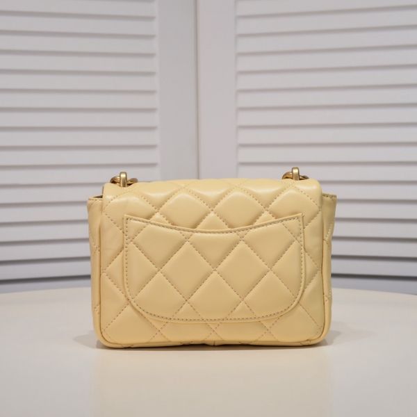 シャネルバッグ側面デザイン